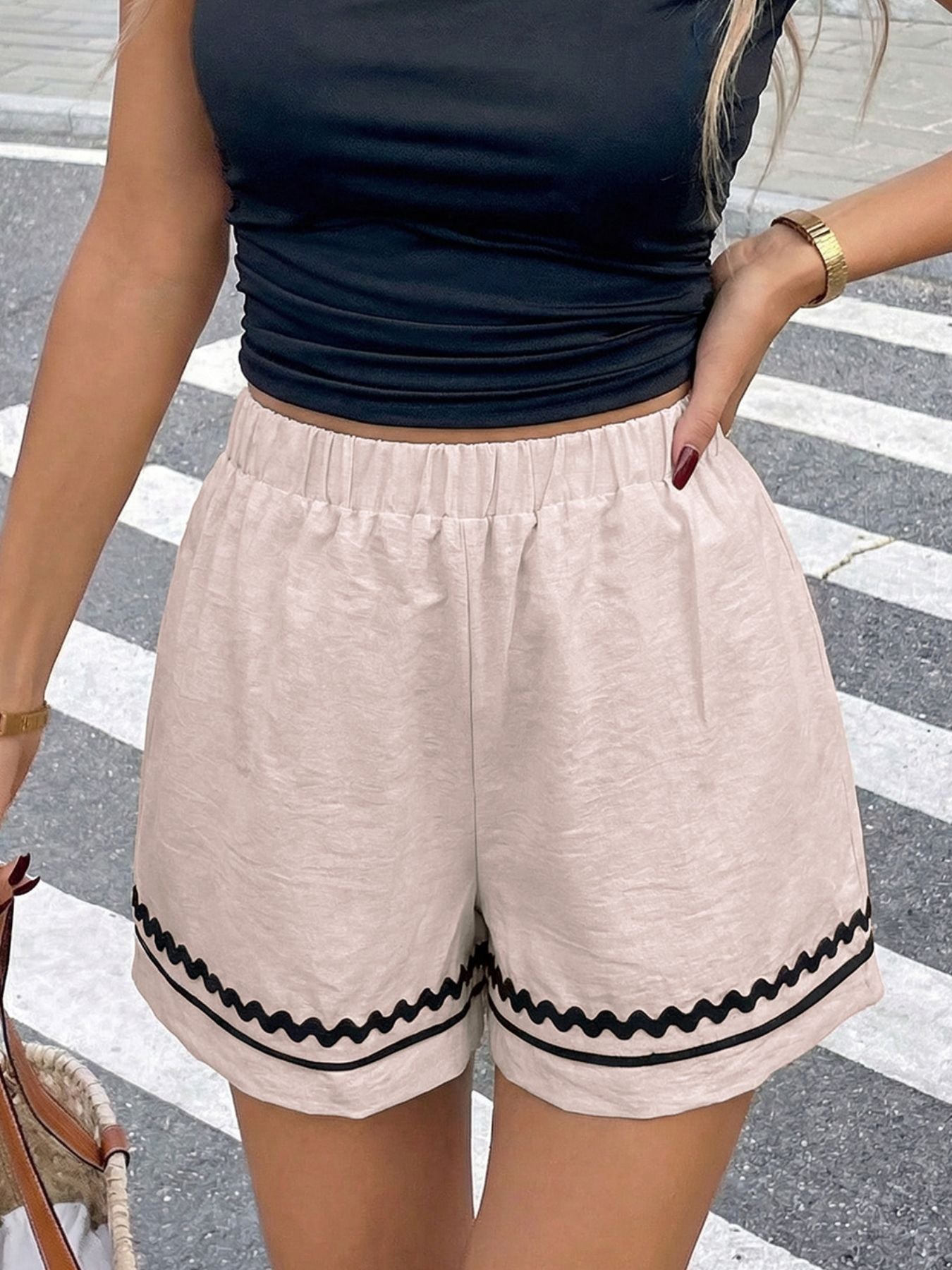 Elastic Waist Wavy Trim Casual Shorts
