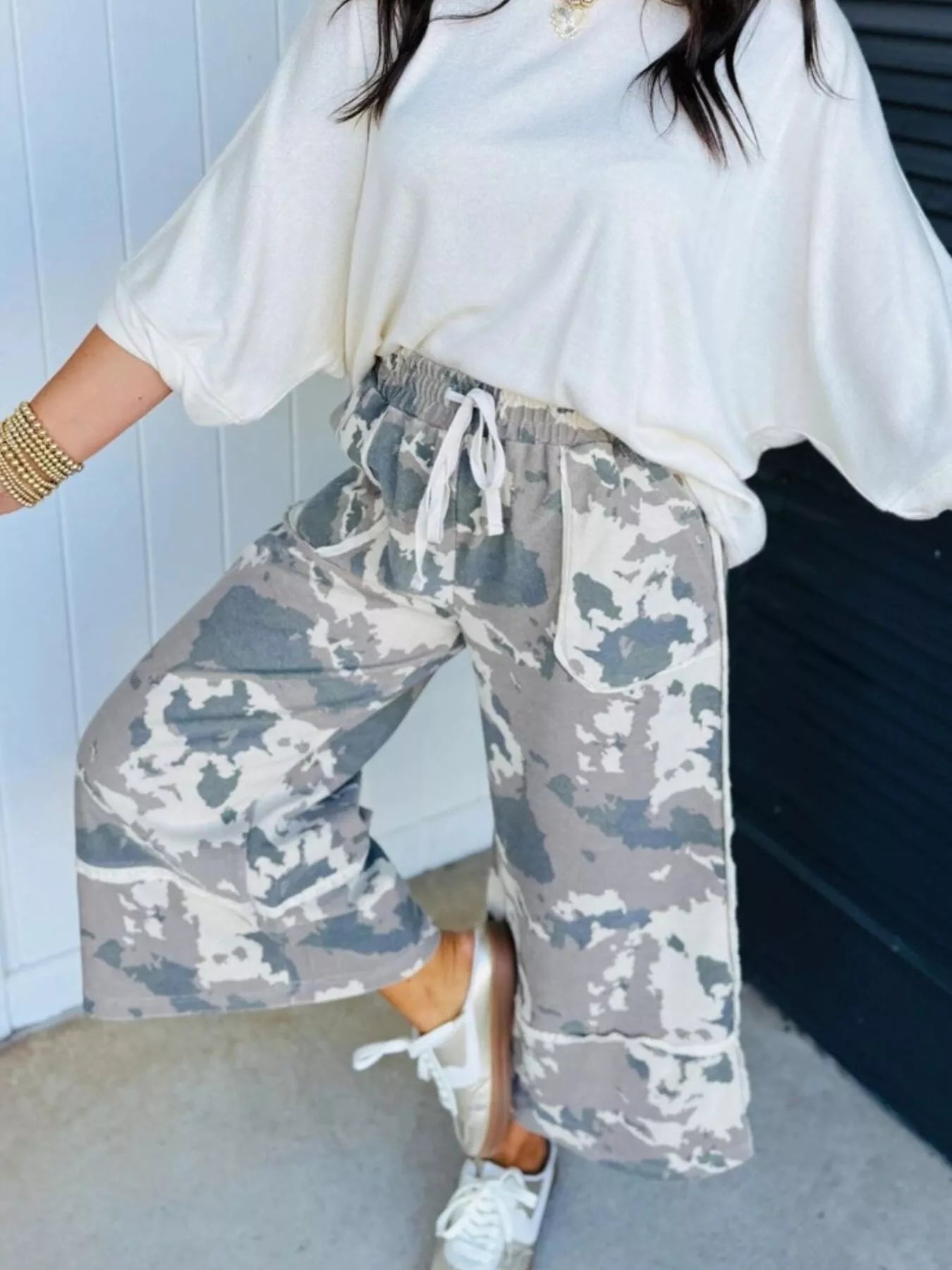 Camouflage Print Contrast Lace-up Raw Edge Pocketed Loose Pants
