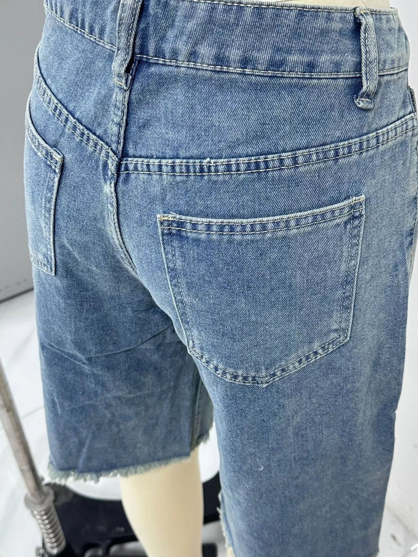 Frayed Hem Relaxed Fit Denim Shorts