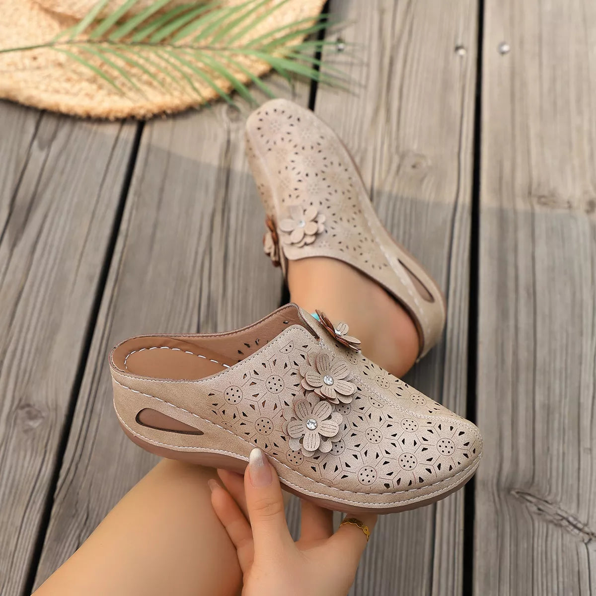 Floral Decor Round Toe Sandals