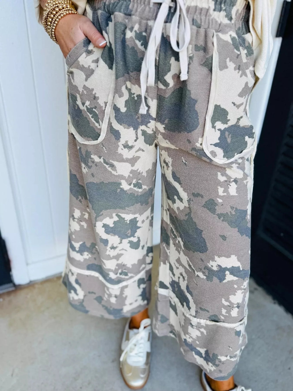 Camouflage Print Contrast Lace-up Raw Edge Pocketed Loose Pants
