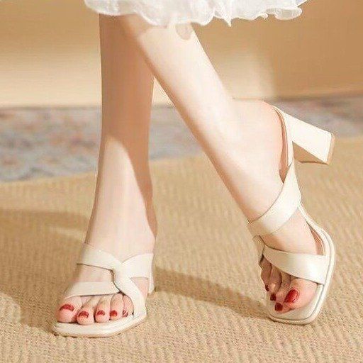 Open-Toe Chunky Heel Sandals – Bold & Trendy Summer Staple