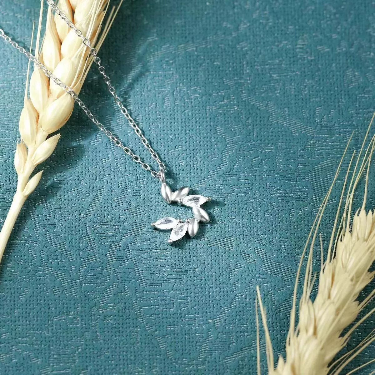 925 Sterling Silver Zircon Leaf Pendant Necklace