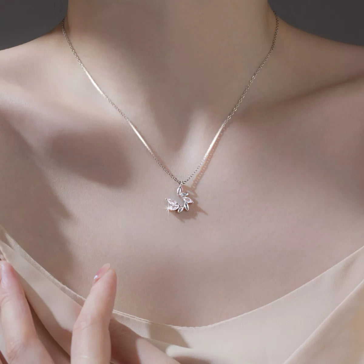 925 Sterling Silver Zircon Leaf Pendant Necklace