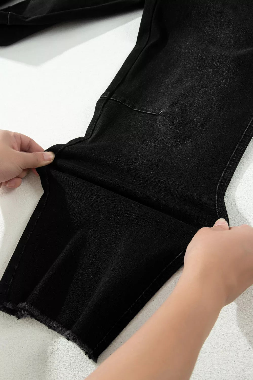 Frayed Cropped Straight Jeans