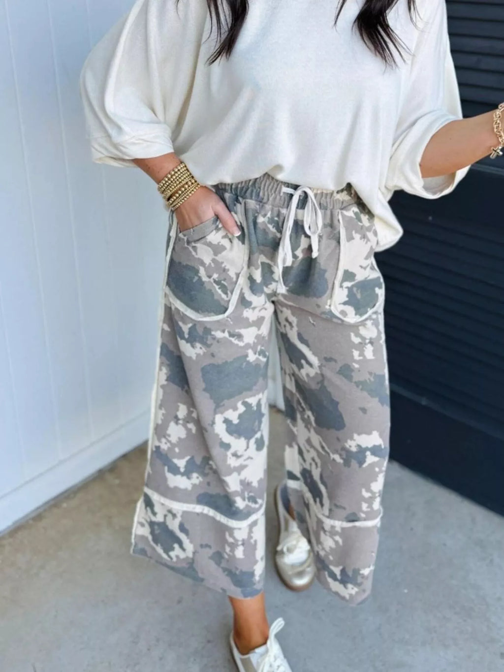 Camouflage Print Contrast Lace-up Raw Edge Pocketed Loose Pants