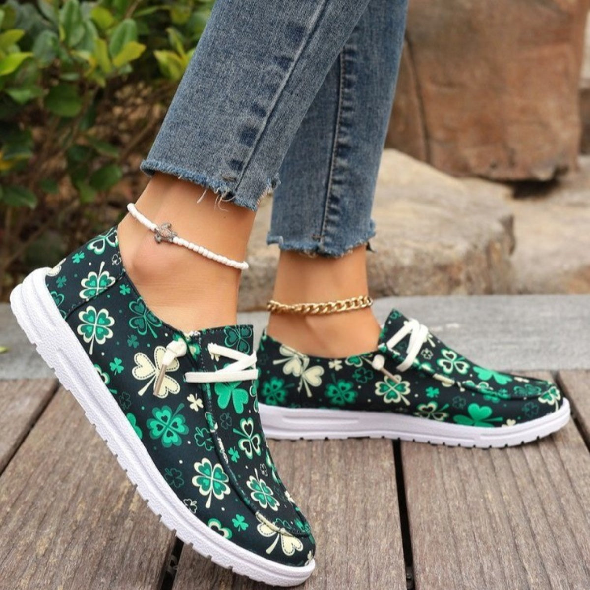 Clover Print Round Toe Sneakers