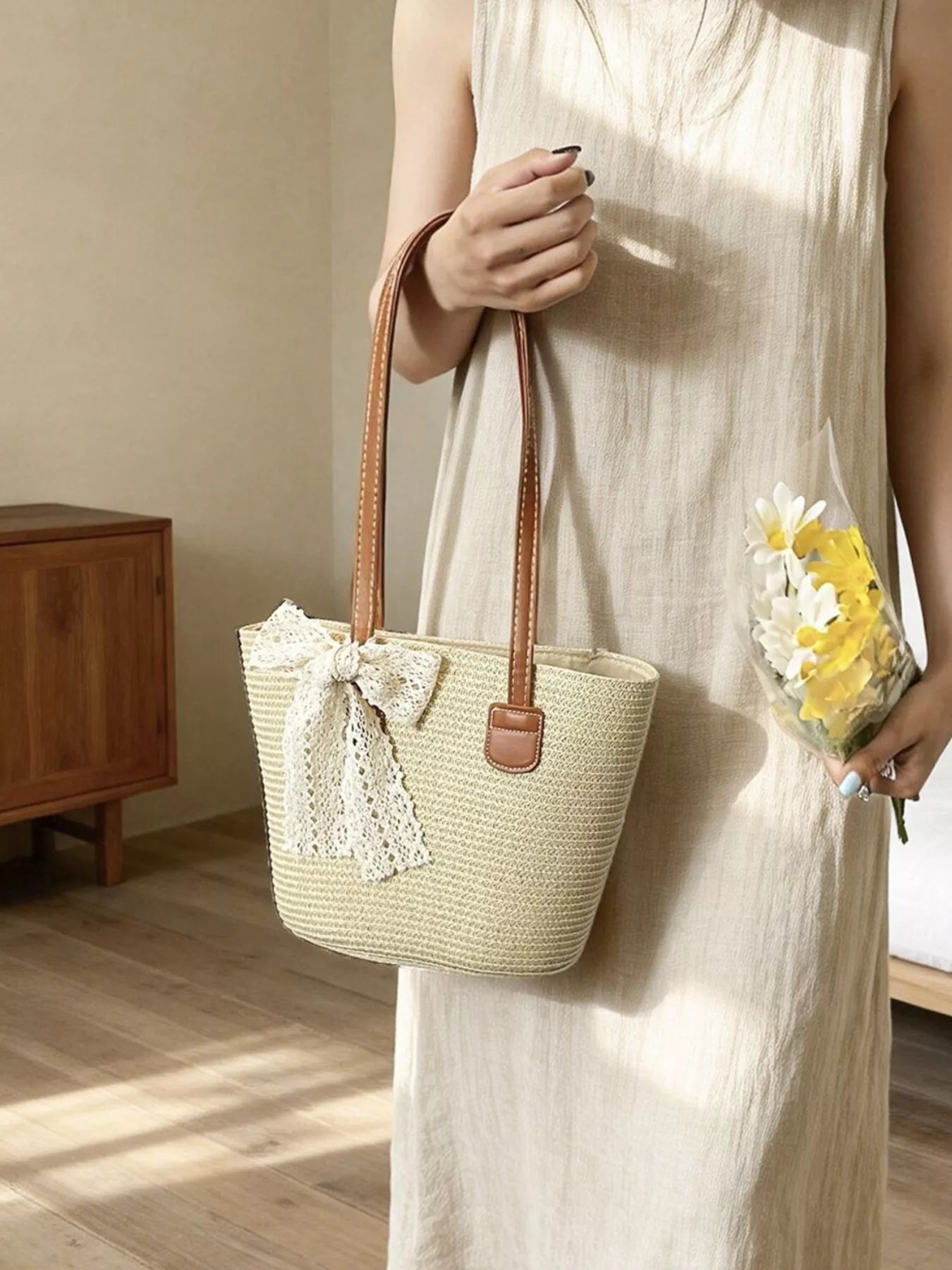 Straw Shoulder Bag with Lace Bow