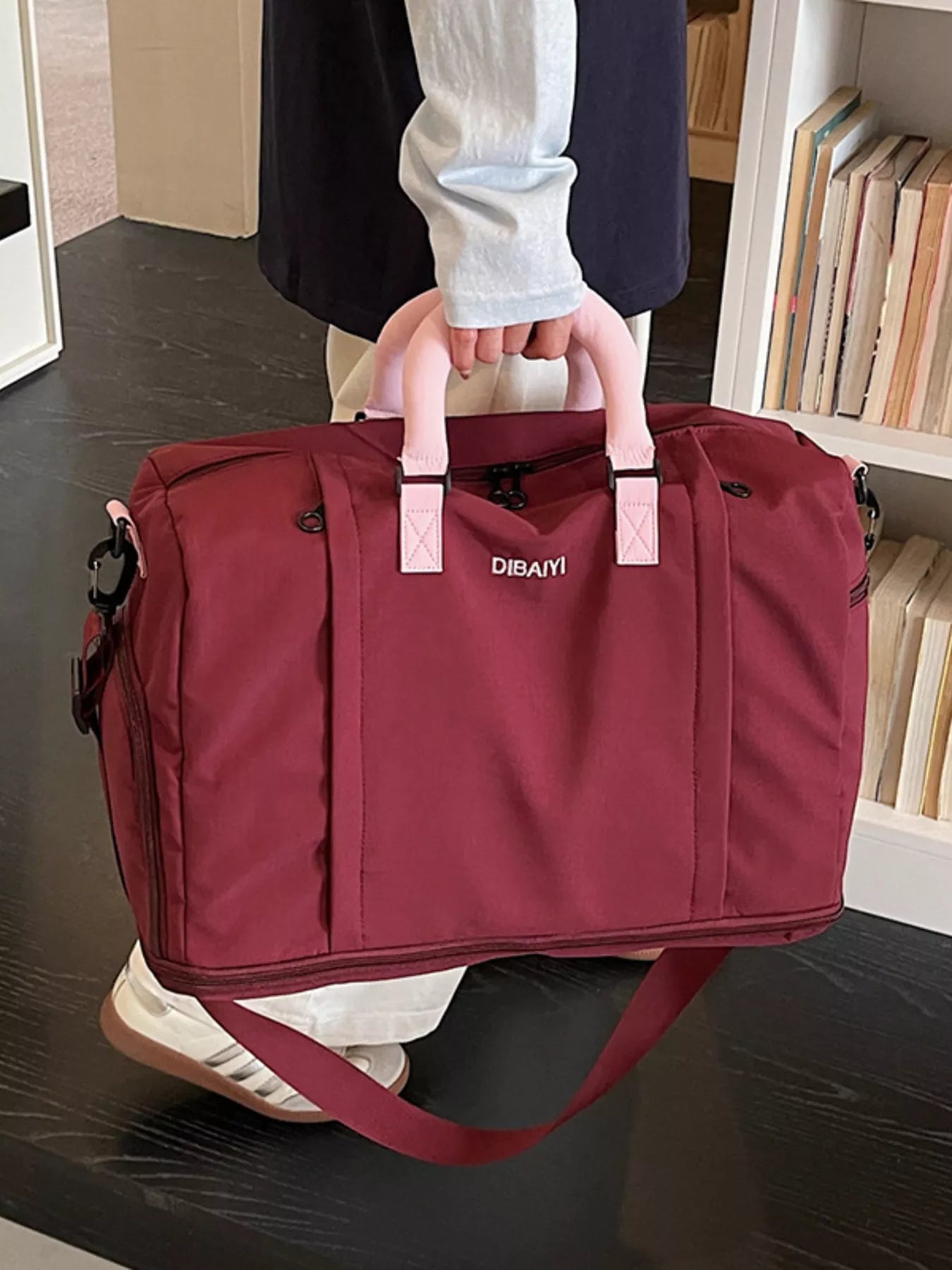 Durable Travel Duffel Bag with Comfortable Contrast Handle