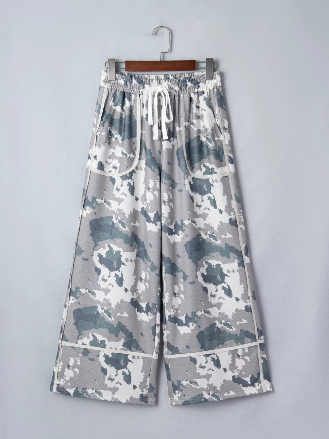 Camouflage Print Contrast Lace-up Raw Edge Pocketed Loose Pants