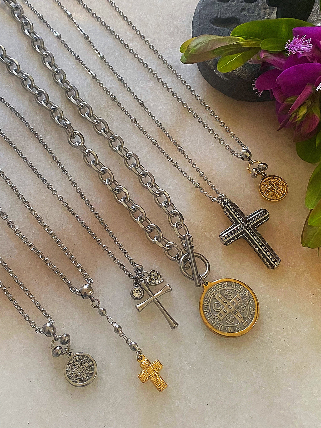 CROSS LARIAT CHOKER