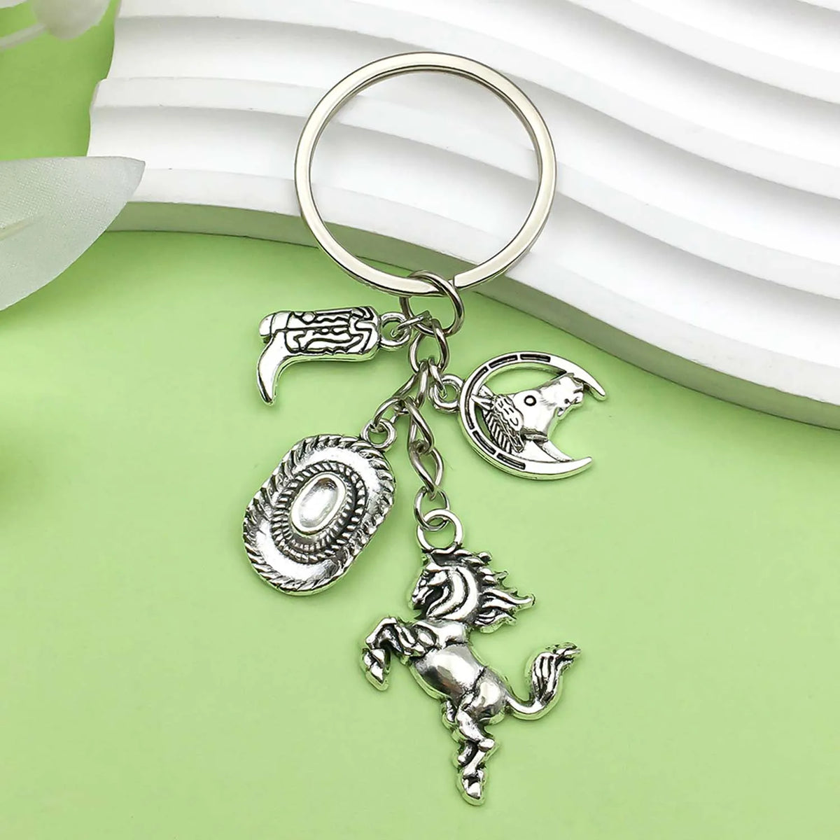 1pc Vintage Western Cowboy Keychain, Alloy Western Horse, Western Hat, Boots Design Key Ring, for Car Keys, Backpacks, Wallets