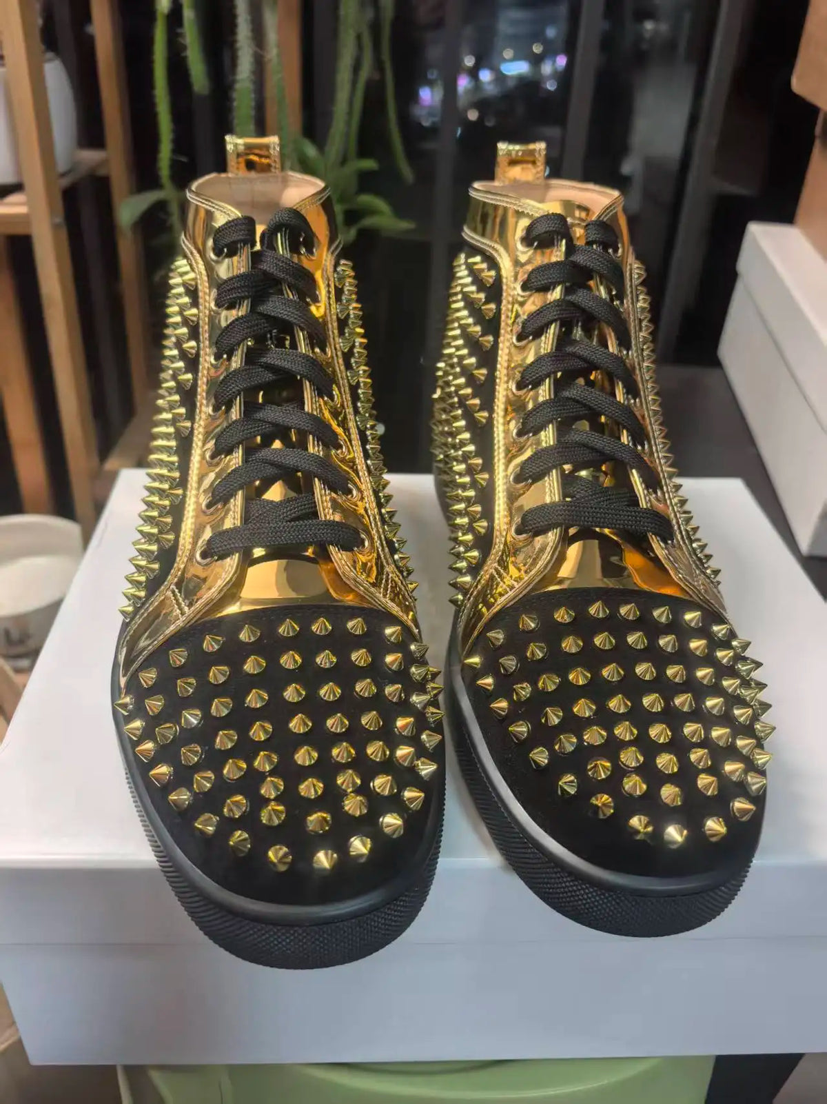 High-Top Shoe Gold Patchwork Black Leather Red Sole Sneakers Unisex Full Rivets Decorate Flat Sole Lace-Up Causal Sports Shoes