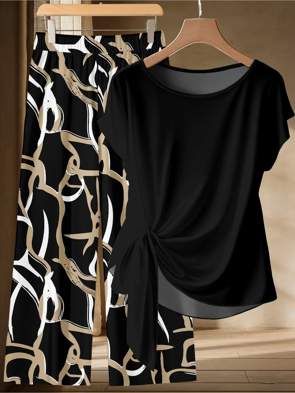 Casual and Elegant Women's Plus Size Premium Black Gold Abstract Print