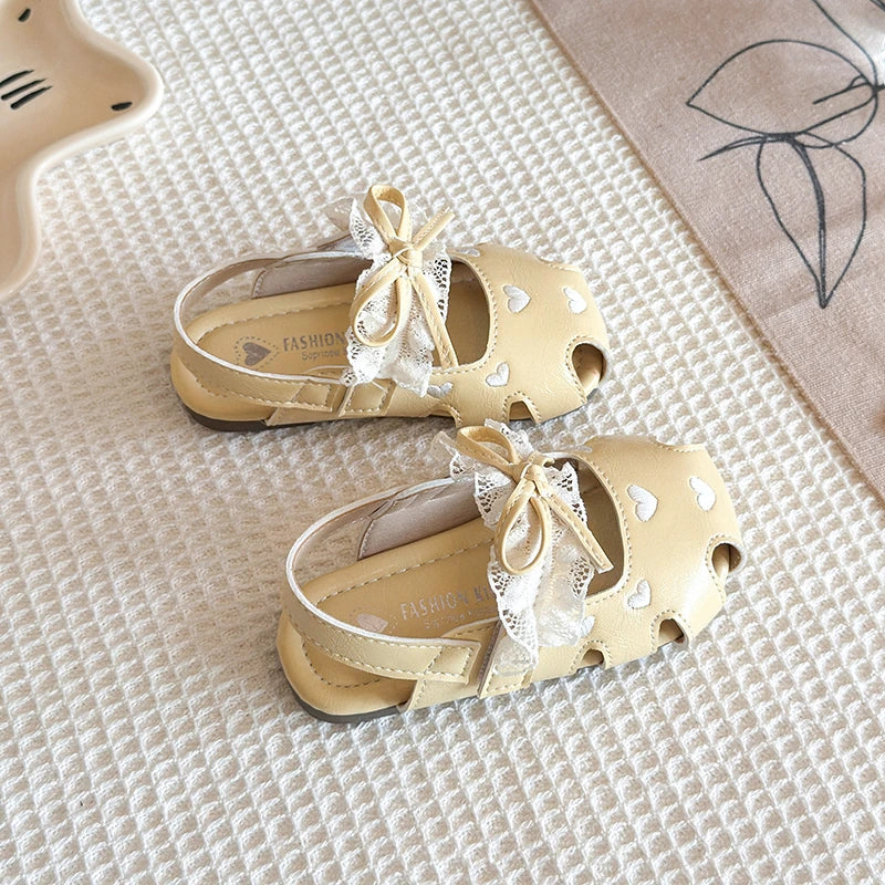 JGSHOWKITO Summer Children Heart Hollow Out Sandals Closed Toe Kids Wedding Party Shoes with Lace Bow Casual Girls Flat Sandals