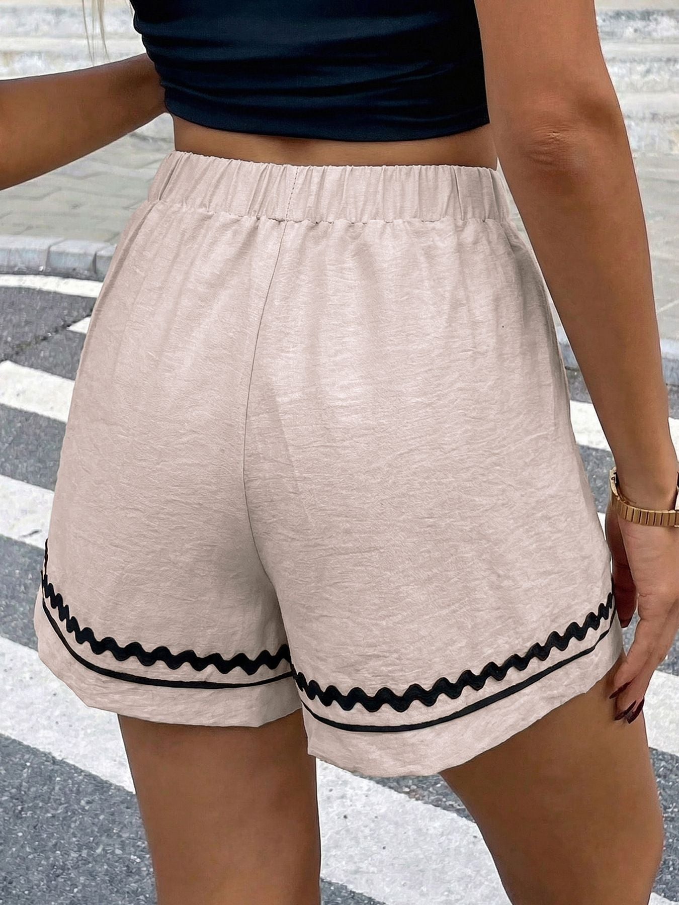 Elastic Waist Wavy Trim Casual Shorts