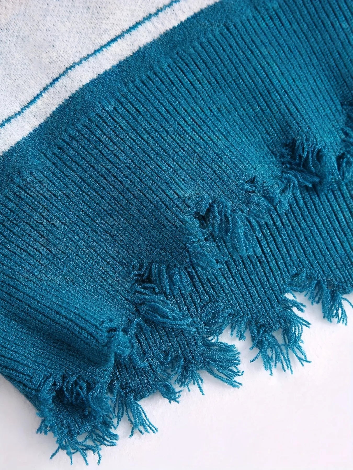 Geometric Frayed Hem V-Neck Long Sleeve Sweater