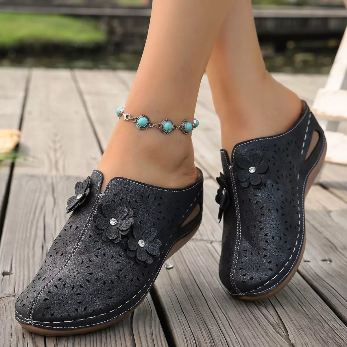 Floral Decor Round Toe Sandals