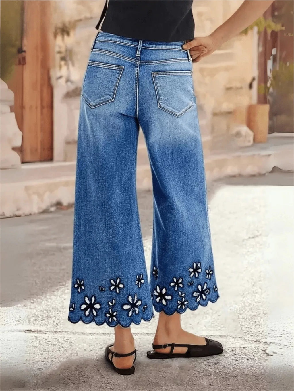 Embroidered Wide-Leg Cropped Jeans