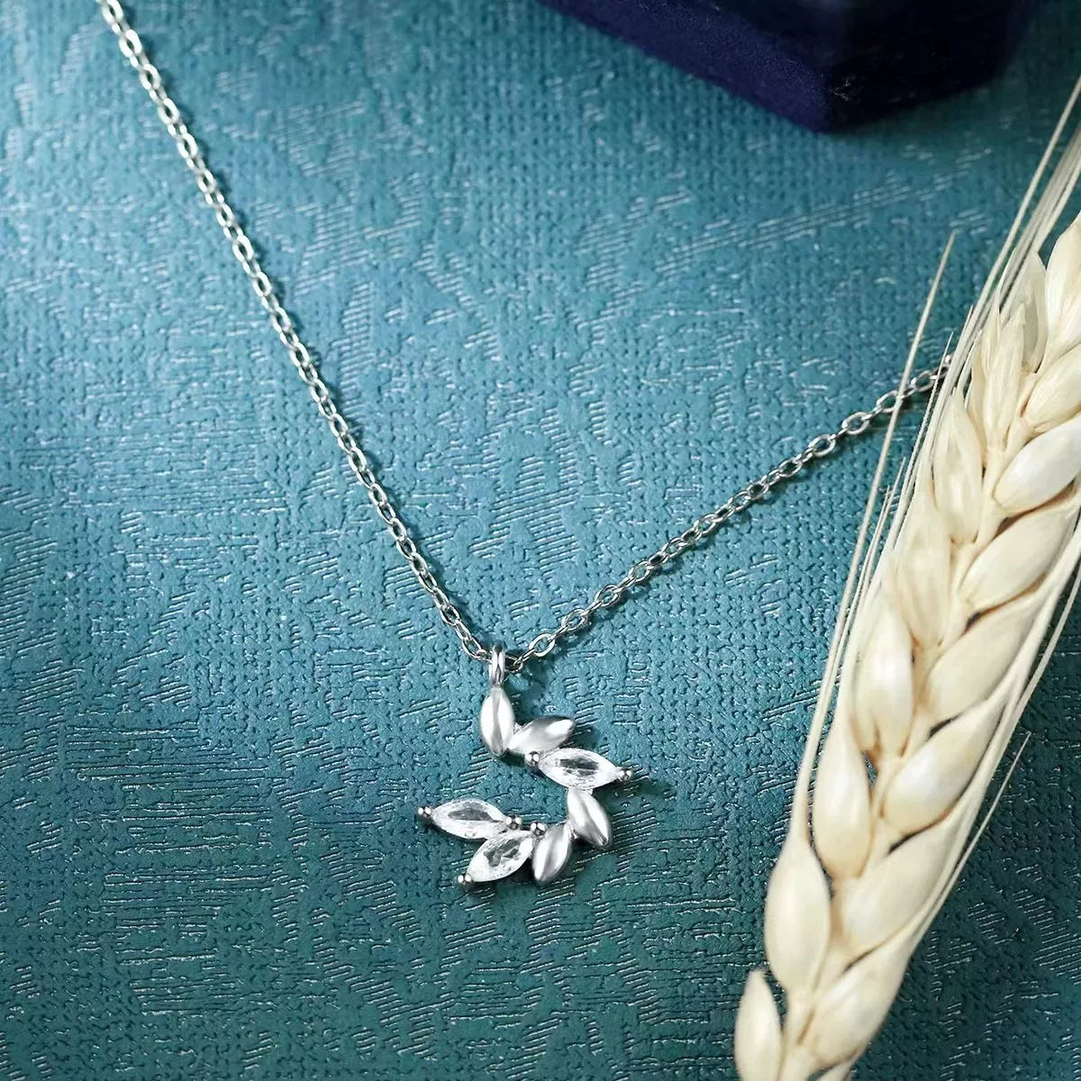 925 Sterling Silver Zircon Leaf Pendant Necklace