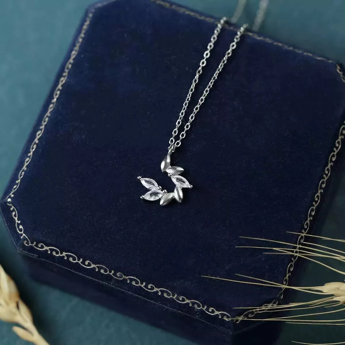 925 Sterling Silver Zircon Leaf Pendant Necklace